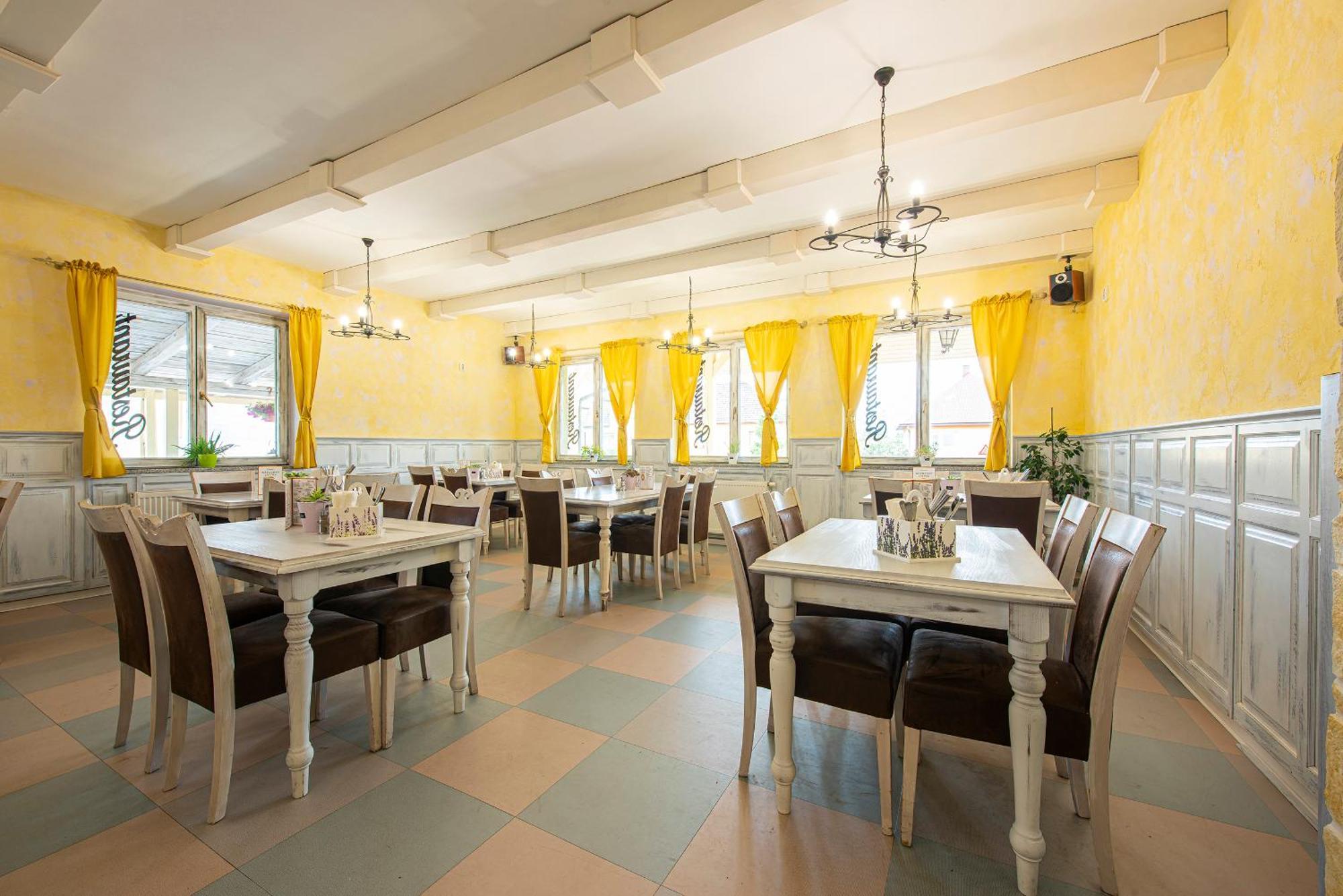 Penzion A Restauracia Lavender Motell Poprad Exteriör bild