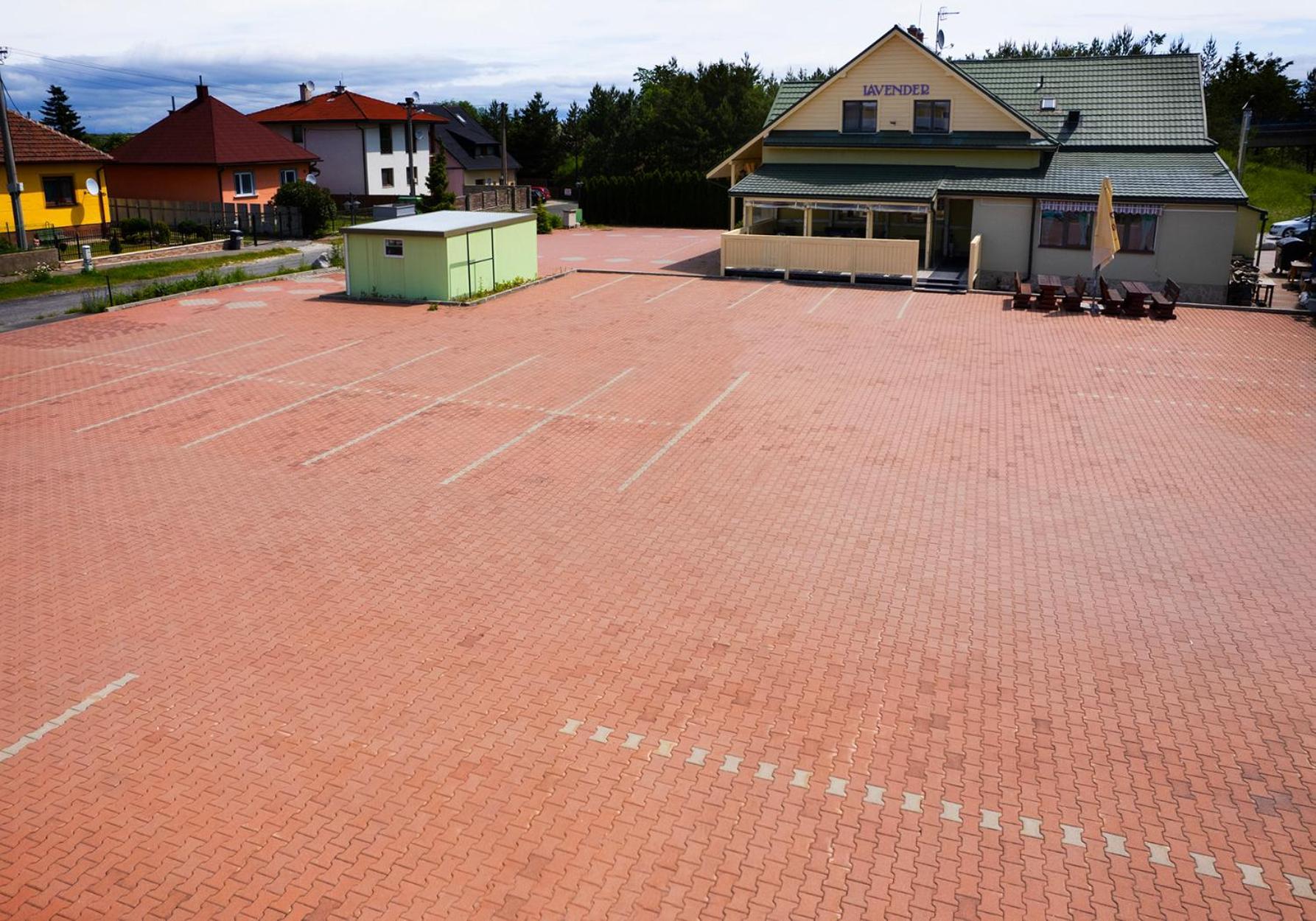 Penzion A Restauracia Lavender Motell Poprad Exteriör bild