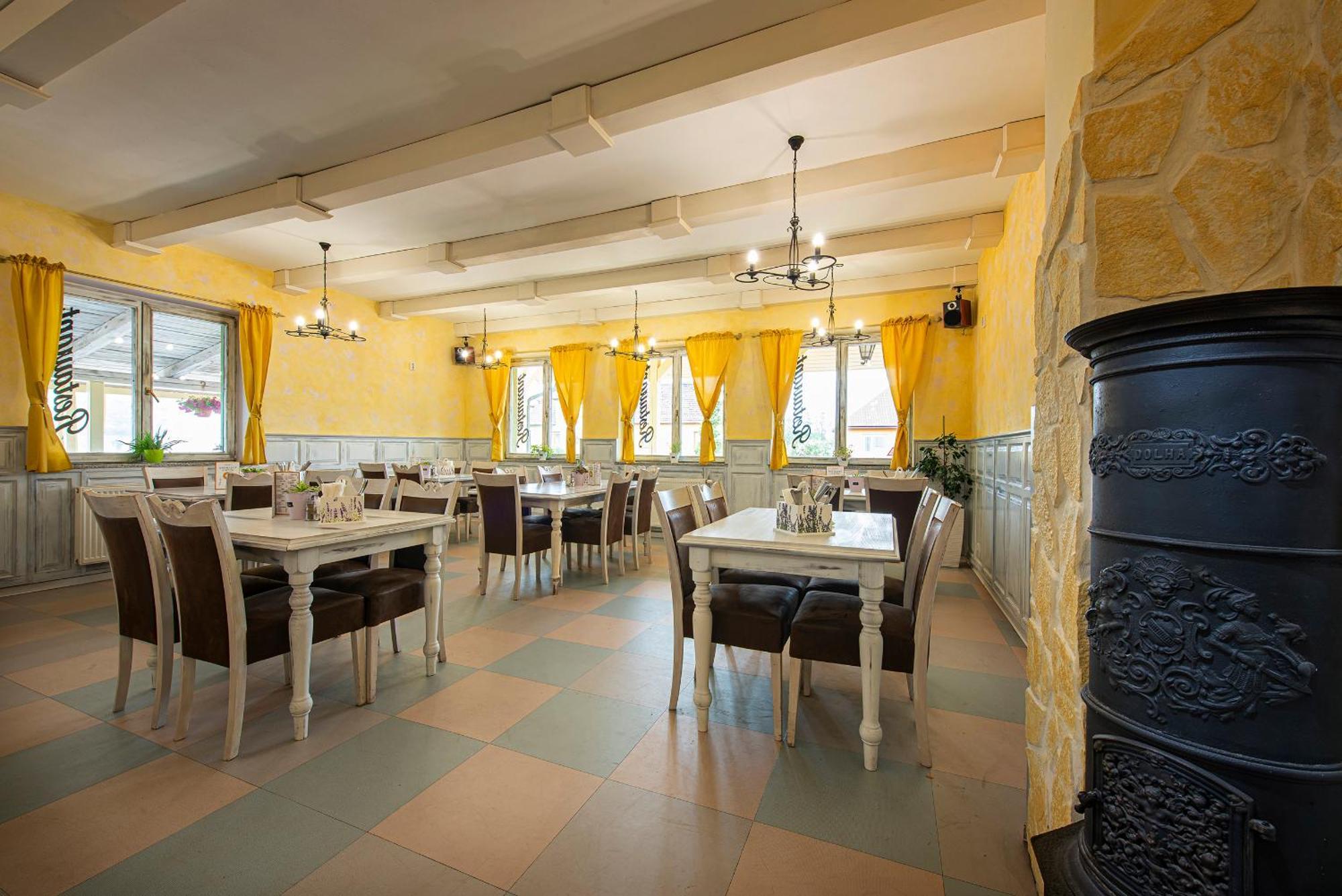 Penzion A Restauracia Lavender Motell Poprad Exteriör bild