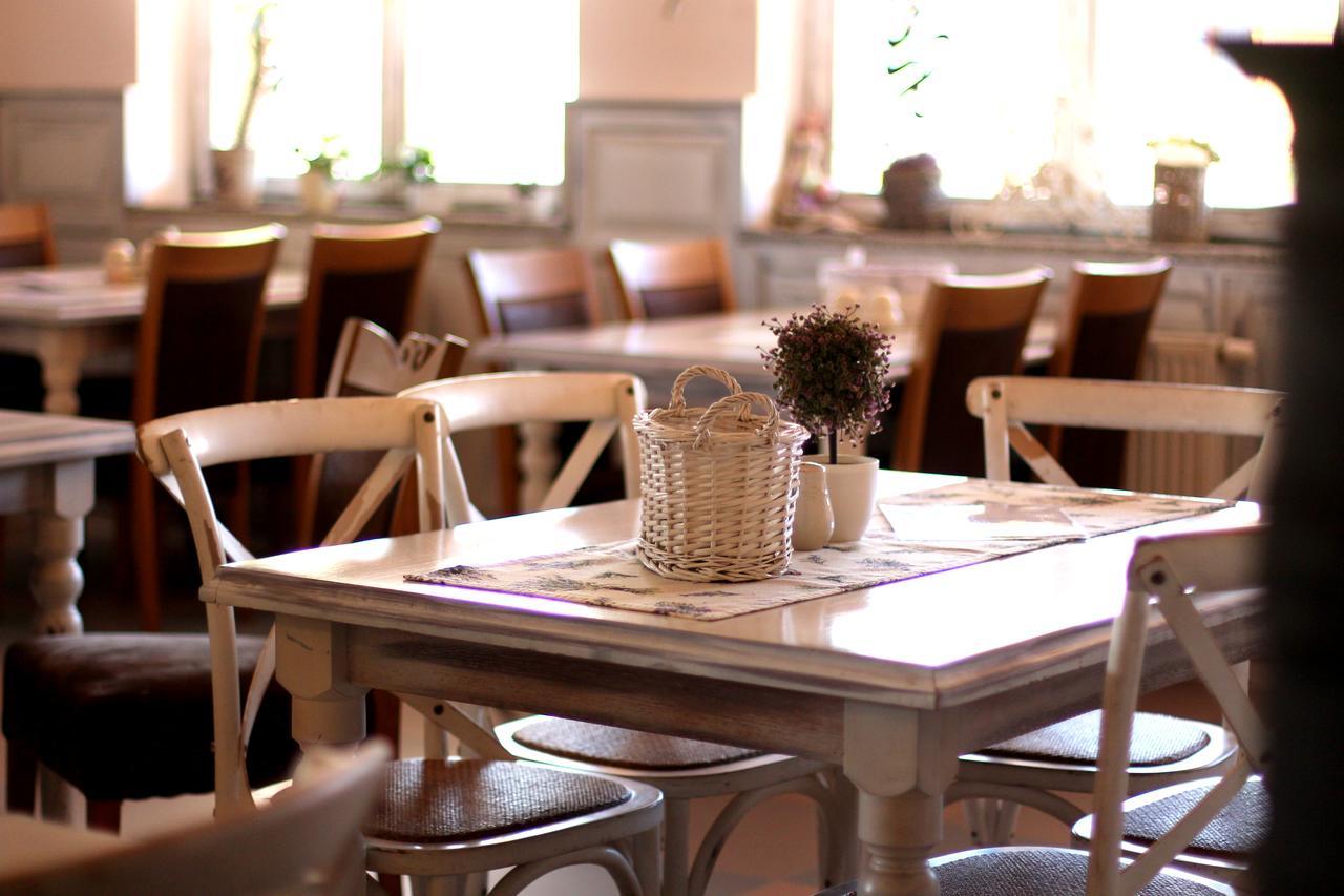Penzion A Restauracia Lavender Motell Poprad Exteriör bild